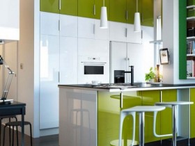 Маленькая кухня бело-зеленого цвета