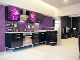 Фиолетовая кухня в цветках с черной мебелью