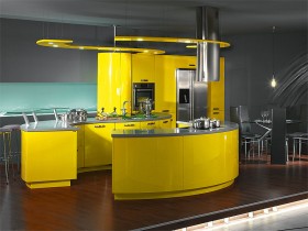 Темная кухня с яркой желтой мебелью