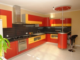 Светлая кухня с желто-красной мебелью