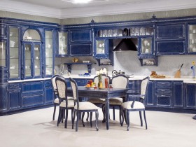 Ярко-синяя большая кухня
