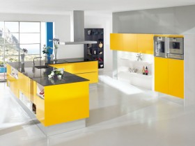 Большая белая кухня с желтой мебелью