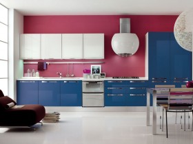 Светлая кухня с синей мебелью и розовой стеной