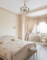 Красивая классическая спальня в светлых тонах