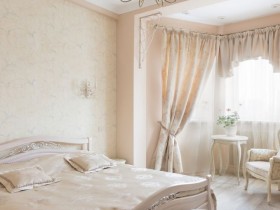 Красивая классическая спальня в светлых тонах
