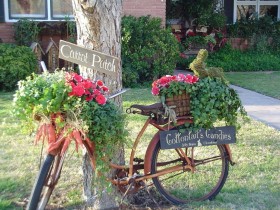 Красивая садовая клумба на велосипеде