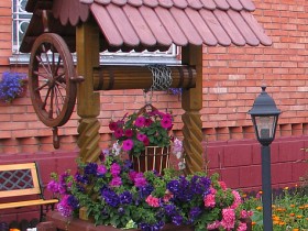 Русский колодец с цветами