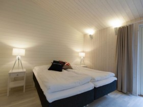 Белая спальня с черной кроватью в скандинавском стиле