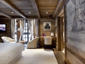 Спальня с деревянной отделкой стен, потолка и пола