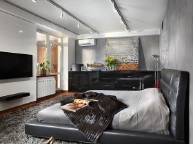 Черная кровать на фоне серой спальни в стиле конструктивизм