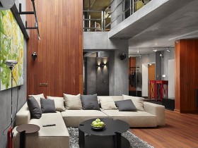 Большая совмещенная гостиная с белым угловым диваном в стиле конструктивизм