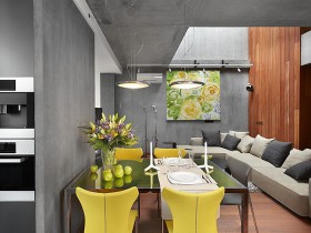 Столовая с желтыми стульчиками в коттедже стиля конструктивизм