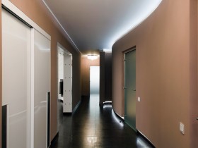 Современный коридор в квартире со скрытым освещением
