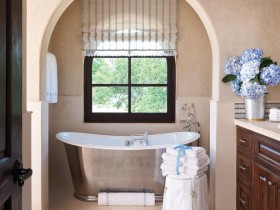 Ванная комната с элементами кантри стиля