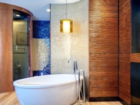 Дизайнерская ванная комната с ванной и душевой
