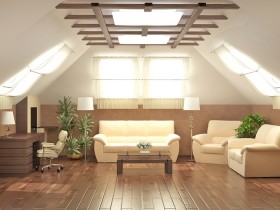 Белый диван в гостиной на фоне паркета и деревянного потолка