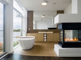 Интерьер ванной комнаты в современном стиле с большими окнами