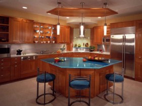 Стильный дизайн деревянного кухонного островка с голубой столешницей