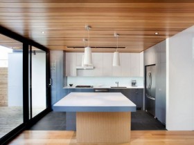 Большая светлая кухня с деревянным полом и потолком