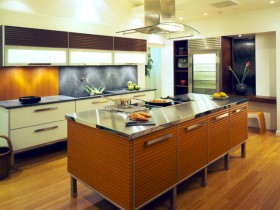 Дизайн деревянного кухонного уголка с современной вытяжкой