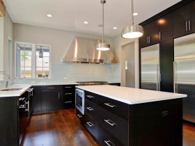 Черная кухонная мебель с белыми столешницами