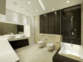Большая черно-белая ванная комната