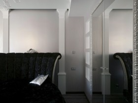Контраст белых стен и черной мебели в квартире