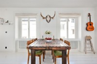 Белая комната с деревянным столом в скандинавском стиле