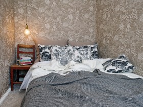 Спальня, оклеенная обоями в серых тонах