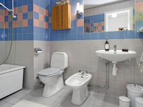 Ванная комната с белой и голубой керамической плиткой