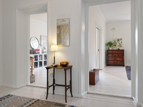 Интерьер комнат в белом цвете с деревянной мебелью