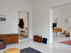 Белая комната с сундуком, скандинавский стиль интерьера