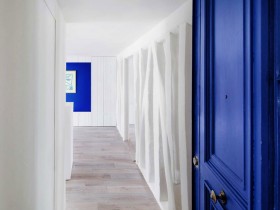 Белая комната с синей дверью