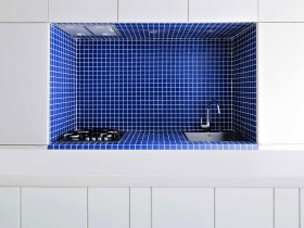 Кухня в стиле минимализм, стол в бело-синих тонах