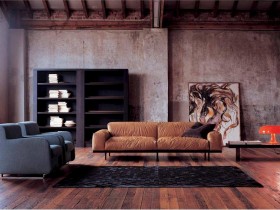 Интерьер гостиной с бетонными стенами и коричневым диваном, стиль лофт