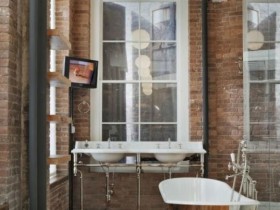 Ванная комната с кирпичными стенами, стиль лофт