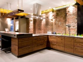 Кухня с деревянной мебелью и кирпичными стенами, стиль лофт