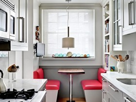 Маленькая белая кухня с яркими стульчиками