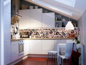 Интерьер маленькой кухни со скошенным потолком