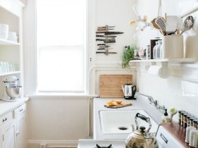 Интерьер белой кухни небольшого размера