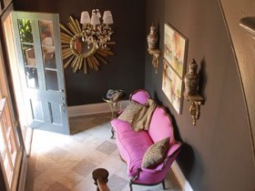 Интерьер маленькой темной прихожей с розовым диваном