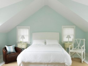Белая спальня со скошенным потолком