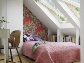 Маленькая спальня с большими окнами и скошенным потолком