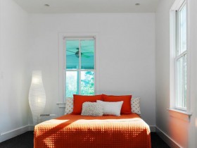Белая спальня с яркой кроватью