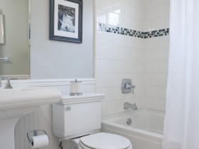 Маленькая ванная комната в белом цвете