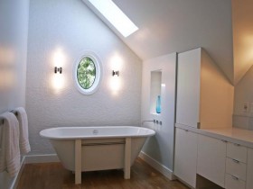Маленькая ванная комната в коттедже