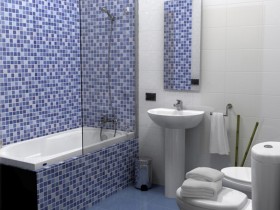 Маленькая ванная комната в синем цвете