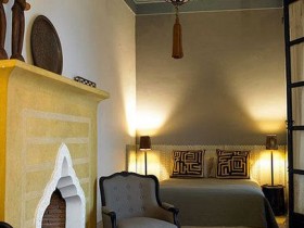 Интерьер гостиной с камином марокканского стиля