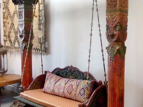 Качели в доме марокканского стиля