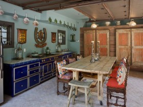 Дизайнерская кухня с синей мебелью